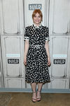 Bryce Dallas Howard con un vestido estampado en un programa de televisión neoyorquino