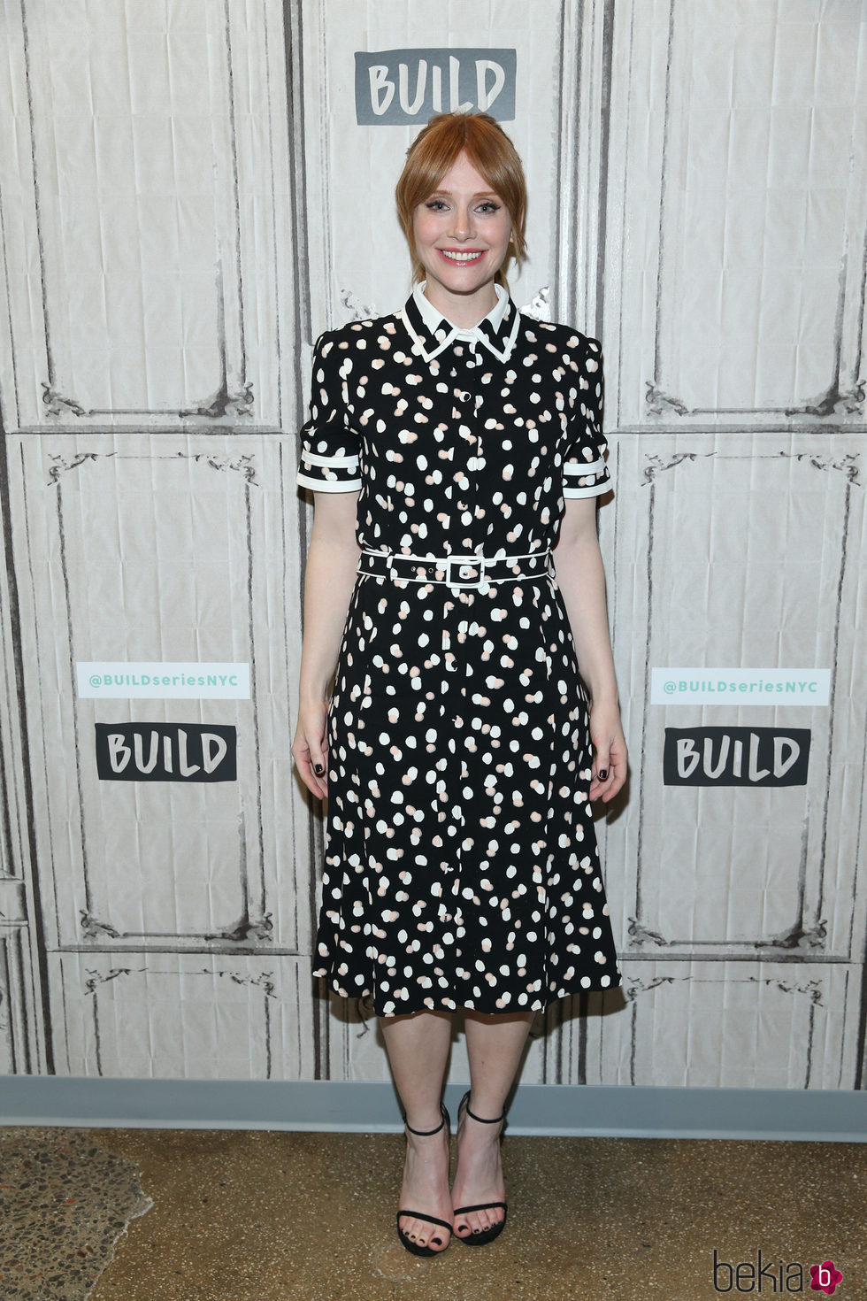 Bryce Dallas Howard con un vestido estampado en un programa de televisión neoyorquino