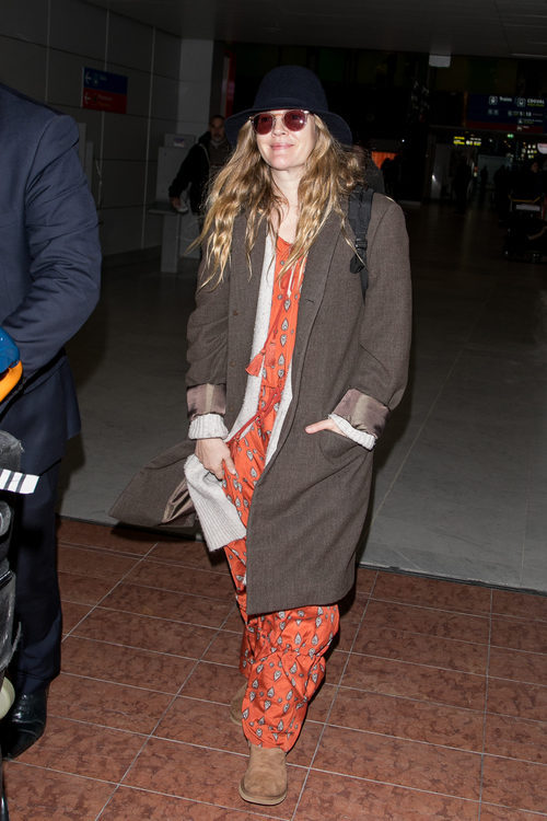 Drew Barrymore con un look peculiar en las calles de París