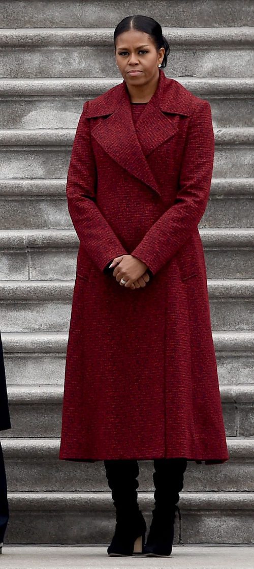 Michelle Obama con un vestido y abrigo en color rojo en la toma de posesión de Trump