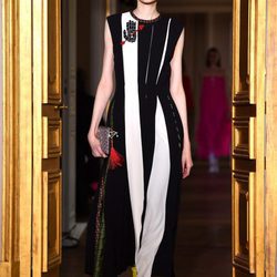 Mono de rayas de Schiaparelli en la Semana de la Alta Costura de París primavera/verano 2017