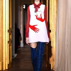 Vestido con manos de Schiaparelli en la Semana de la Alta Costura de París primavera/verano 2017