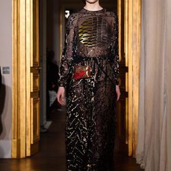 Vestido negro con transparencias de Schiaparelli en la Semana de la Alta Costura de París primavera/verano 2017