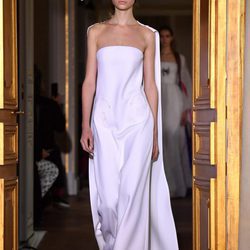 Vestido blanco de Schiaparelli en la Semana de la Alta Costura de París primavera/verano 2017
