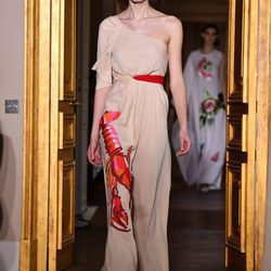 Mono beige de Schiaparelli en la Semana de la Alta Costura de París primavera/verano 2017