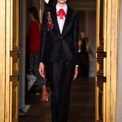 Traje negro de Schiaparelli en la Semana de la Alta Costura de París primavera/verano 2017