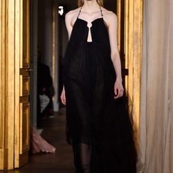 Vestido negro anudado al cuello de Schiaparelli en la Semana de la Alta Costura de París primavera/verano 2017