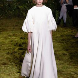 Vestido con mangas bombachas y una tiara de plumas  de Dior en la Semana de la Alta Costura de París primavera/verano 2017
