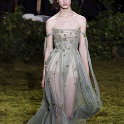 Vestido midi con falda de tul de Dior en la Semana de la Alta Costura de París primavera/verano 2017