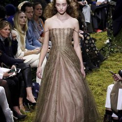 Vestido en dorado y detalles brillantes de Dior en la Semana de la Alta Costura de París primavera/verano 2017