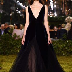Vestido de terciopelo largo con escote en V de Dior en la Semana de la Alta Costura de París primavera/verano 2017