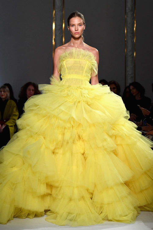 Vestido amarillo de Giambattista Valli primavera/verano 2017 en la Semana de la Alta Costura de París