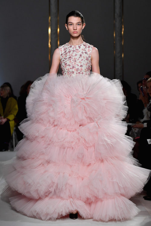 Vestido voluminoso de Giambattista Valli primavera/verano 2017 en la Semana de la Alta Costura de París