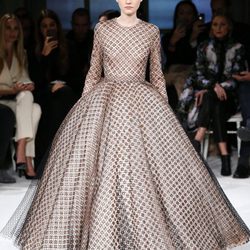 Vestido con volúmen de Giambattista Valli primavera/verano 2017 en la Semana de la Alta Costura de París
