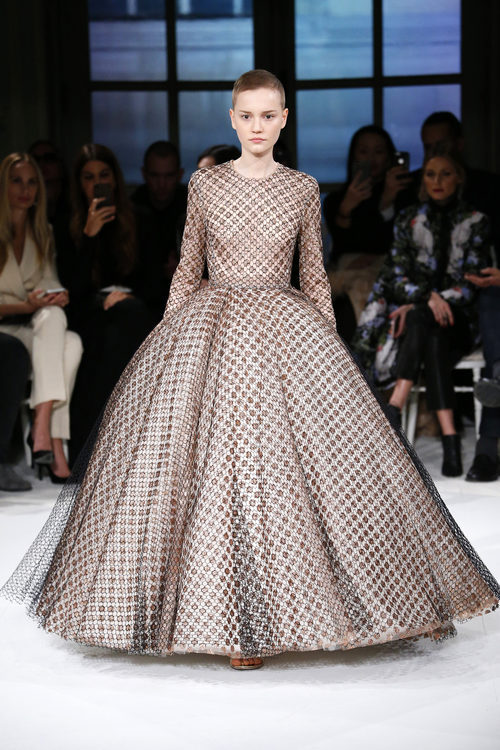 Vestido con volúmen de Giambattista Valli primavera/verano 2017 en la Semana de la Alta Costura de París