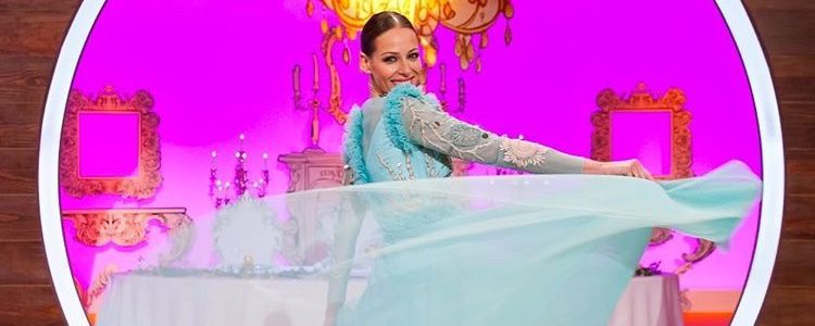 Eva González con un vestido aguamarina en la final de 'Masterchef Junior'