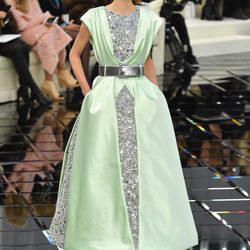 Vestido con detalles brillantes y seda en tono aguamarina  Chanel en la Semana de la Alta Costura primavera/verano 2017
