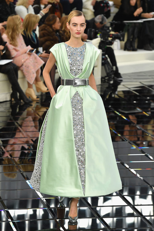 Vestido con detalles brillantes y seda en tono aguamarina Chanel en la Semana de la Alta Costura primavera/verano 2017