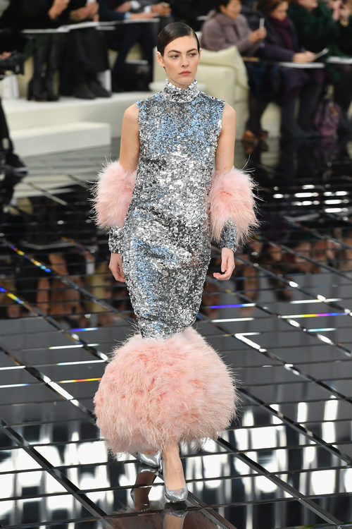 Vestido de noche con brillantes con plumas Chanel en la Semana de la Alta Costura primavera/verano 2017