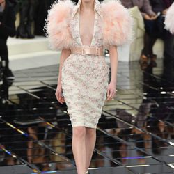Vestido midi en tono pastel con mangas de plumas  Chanel en la Semana de la Alta Costura primavera/verano 2017