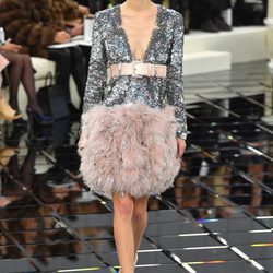 Vestido midi paillettes con cintura ceñida y escote en pico Chanel en la Semana de la Alta Costura primavera/verano 2017