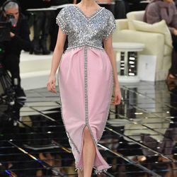 Vestido midi con escote en pico rosa Chanel en la Semana de la Alta Costura primavera/verano 2017