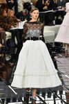 Vestido de palabra de honor con transparencias blanco y negro en la Semana de la Alta Costura primavera/verano 2017