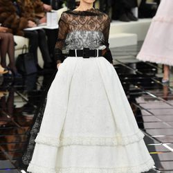 Vestido de palabra de honor con transparencias blanco y negro en la Semana de la Alta Costura primavera/verano 2017