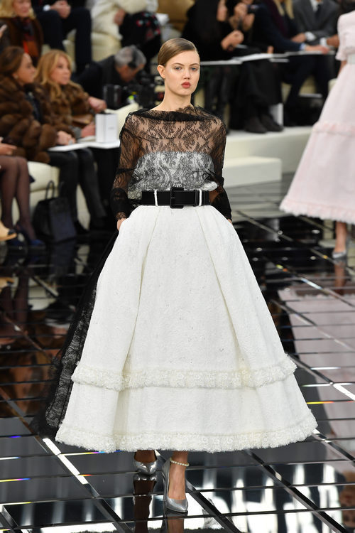 Vestido de palabra de honor con transparencias blanco y negro en la Semana de la Alta Costura primavera/verano 2017