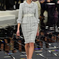 Conjunto tweed con cuello cruzado y estampado de azules de Chanel en la Semana de la Alta Costura primavera/verano 2017