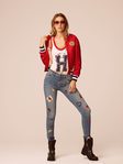 Gigi Hadid con unos jeans de su propia primavera/verano 2017 con Tommy Hilfiger