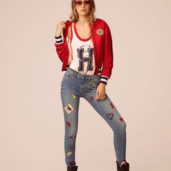 Gigi Hadid con unos jeans de su propia primavera/verano 2017 con Tommy Hilfiger