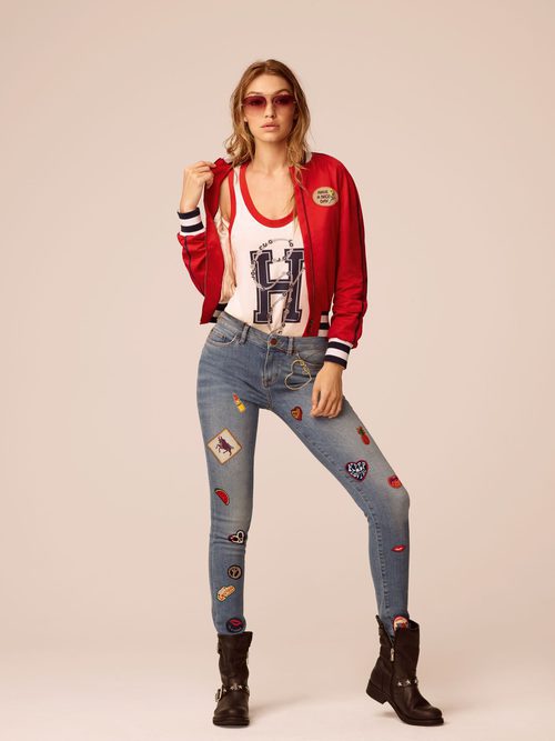 Gigi Hadid con unos jeans de su propia primavera/verano 2017 con Tommy Hilfiger