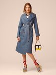 Gigi Hadid con una gabardina denim de su propia colección primavera/verano 2017 con Tommy Hilfiger