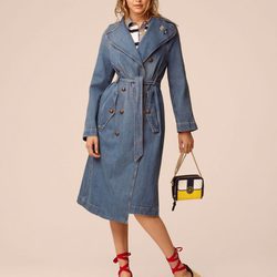 Gigi Hadid con una gabardina denim de su propia colección primavera/verano 2017 con Tommy Hilfiger