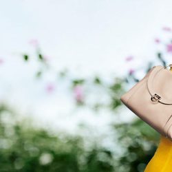 Lily Aldridge con el bolso 'Soft Sofia' de Salvatore Ferragamo primavera/verano 2017
