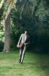 Andrés Velencoso con un traje de chaqueta de Salvatore Ferragamo primavera/verano 2017