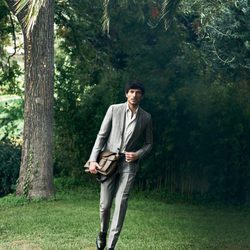 Andrés Velencoso con un traje de chaqueta de Salvatore Ferragamo primavera/verano 2017