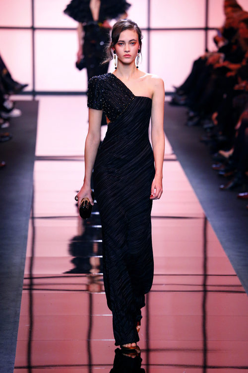 Vestido asimétrico de Giorgio Armani Privé primavera/verano 2017 en la Semana de la Alta Costura de París