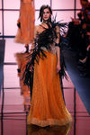 Vestido naranja y plumas de Giorgio Armani Privé primavera/verano 2017 en la Semana de la Alta Costura de París