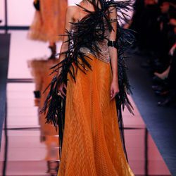 Vestido naranja y plumas de Giorgio Armani Privé primavera/verano 2017 en la Semana de la Alta Costura de París