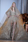 Vestido largo abiertocon pedrería de Elie Saab primavera/verano 2017 en la Semana de la Alta Costura de París