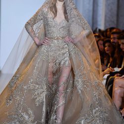 Vestido largo abiertocon pedrería de Elie Saab primavera/verano 2017 en la Semana de la Alta Costura de París