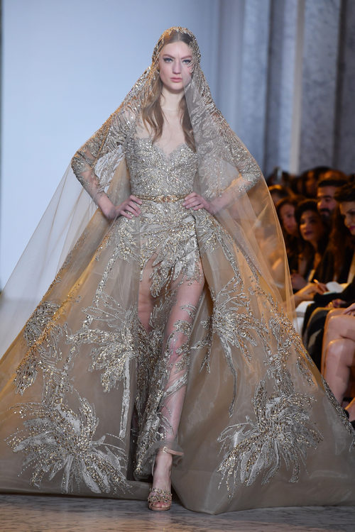 Vestido largo abiertocon pedrería de Elie Saab primavera/verano 2017 en la Semana de la Alta Costura de París
