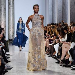 Vestido con corte de sirena en tono beige de Elie Saab primavera/verano 2017 en la Semana de la Alta Costura de París