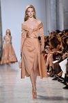 Vestido con escote bardot anaranjado de Elie Saab primavera/verano 2017 en la Semana de la Alta Costura de París