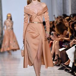 Vestido con escote bardot anaranjado de Elie Saab primavera/verano 2017 en la Semana de la Alta Costura de París