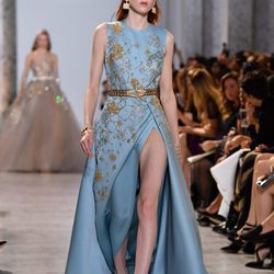 Vestido tono pastel con bordados dorados de Elie Saab primavera/verano 2017 en la Semana de la Alta Costura de París