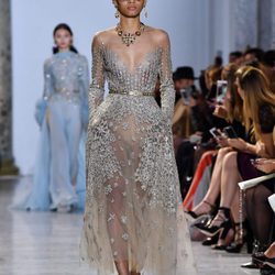 Vestido escote corazón con transparencias de Elie Saab primavera/verano 2017 en la Semana de la Alta Costura de París