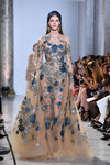 Vestido con transparencias y estampado floral de Elie Saab primavera/verano 2017 en la Semana de la Alta Costura de París